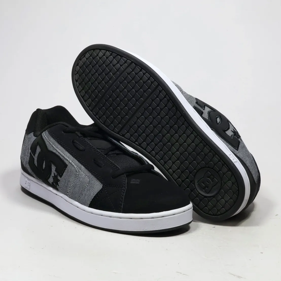 Dc Shoes Low-Top Sneakers Fabric Black Colour For Men