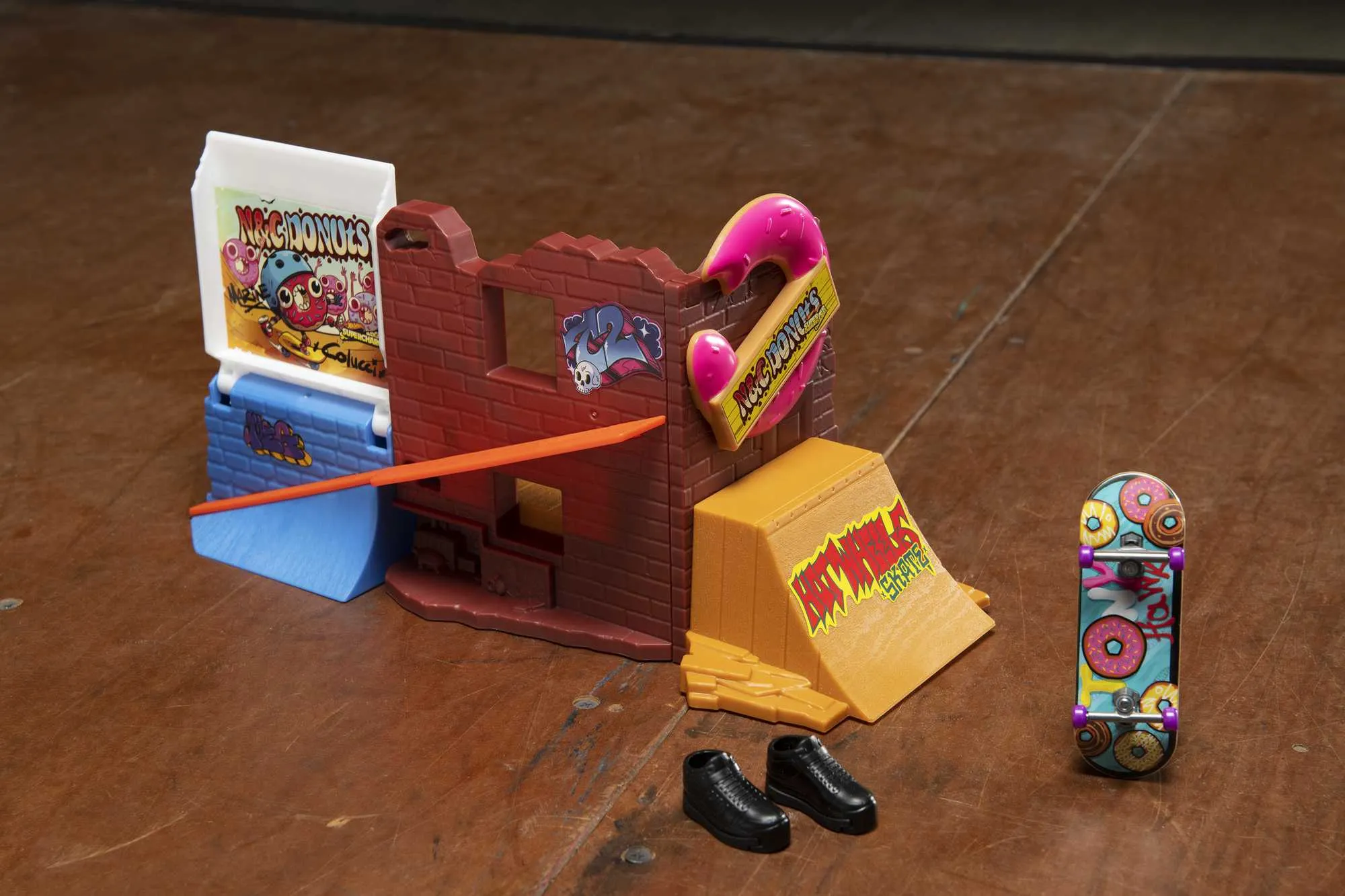 Hot Wheels Skate Pista de Brinquedo Set Loja de Donuts