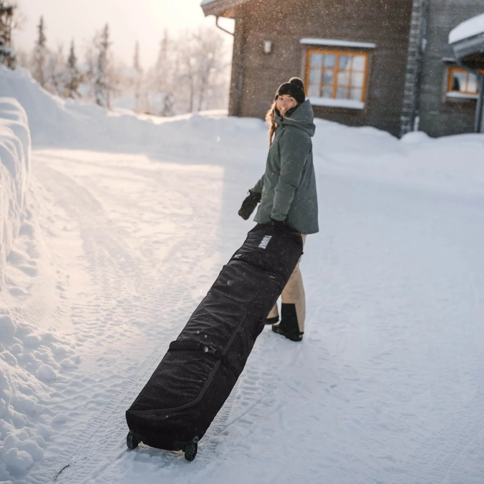 Thule RoundTrip Snowboard Roller Bag